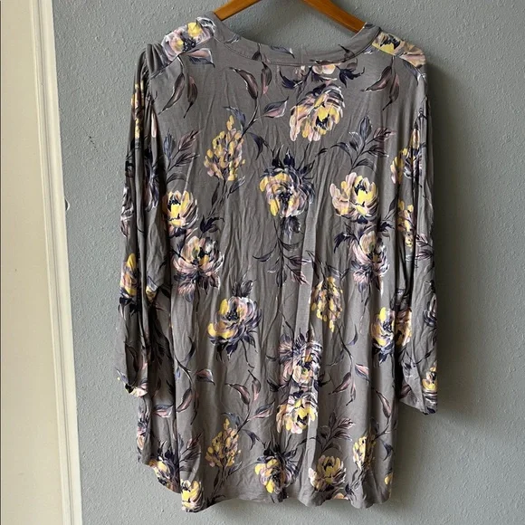 Maurices Gray Floral V-Neck Blouse - Picture 5 of 5
